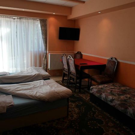 Pension Lada Karlovy Vary Esterno foto