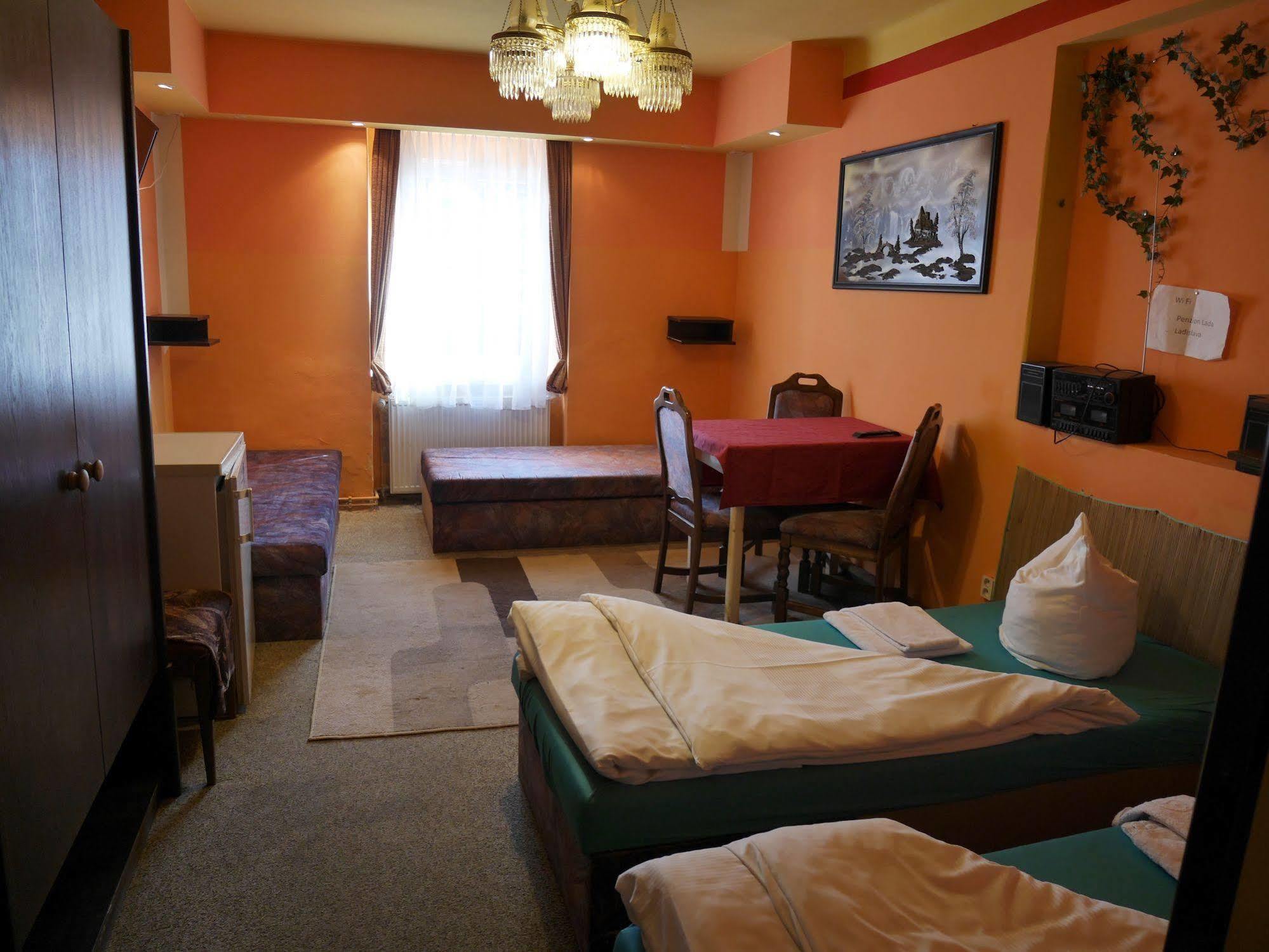 Pension Lada Karlovy Vary Esterno foto