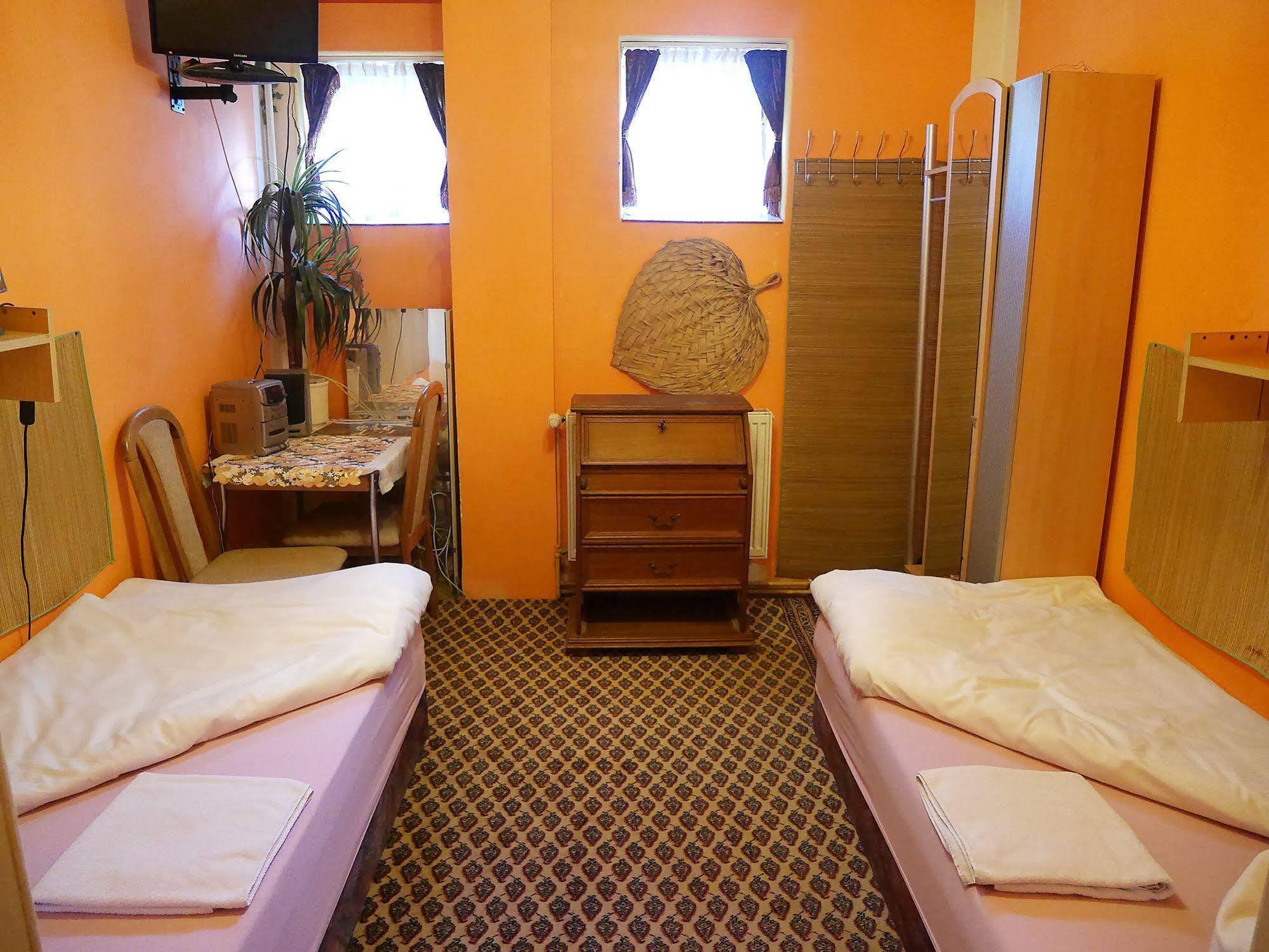 Pension Lada Karlovy Vary Esterno foto