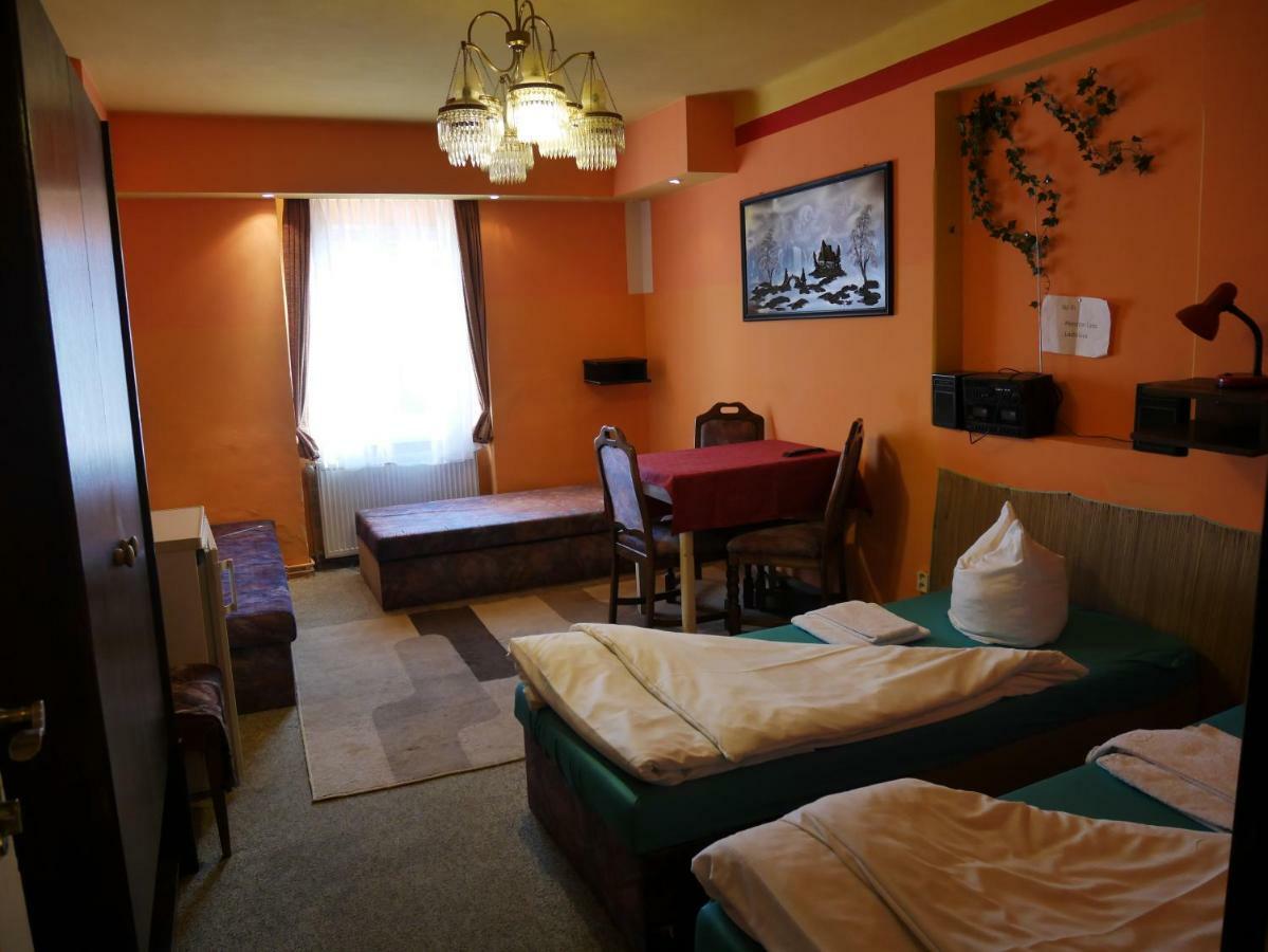 Pension Lada Karlovy Vary Esterno foto